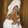 Cobrindo as partes íntimas com a toalha, Yasmin Brunet esbanjou sensualidade para a lente de Mario Testino, no 'Towel Series'