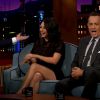 Mila Kunis dá uma gargalhada com os comentários do apresentador e a plateia vibra