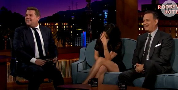 Mila Kunis esconde o rosto depois que o público começa a aplaudir o 'anúncio' do casamento