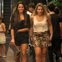 Bruna Marquezine vai ao teatro de shortinho, enquanto Neymar joga baralho