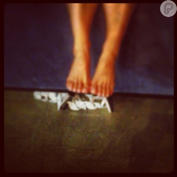 JOão Vicente de Castro publica foto dos pés de Sabrina Sato