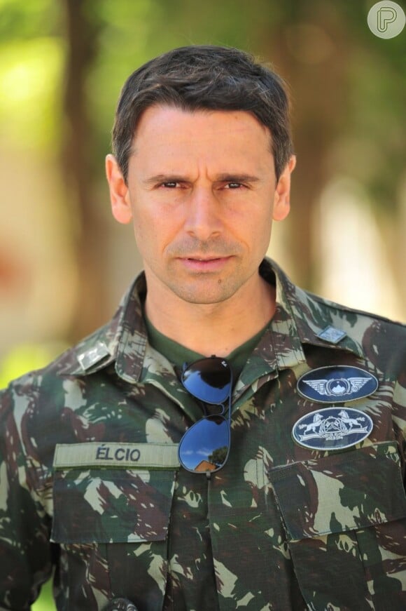 Fraude de Élcio (Murilo Rosa) em competição de hipismo na Turquia é descoberta e o capitão é cortado da equipe do Regimento pelo Coronel Nunes (Oscar Magrini), em 'Salve Jorge', em 16 de maio de 2013
