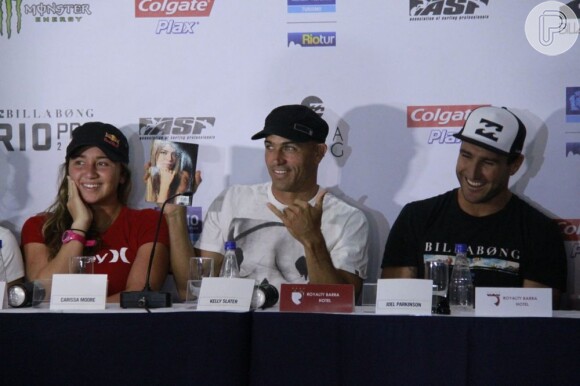 O surfista Kelly Slater mostra o livro que ganhou de presente, "Bruna Surfistinha", na coletiva de imprensa do Circuito Mundial Masculino de Surfe, em 7 de maio de 2013