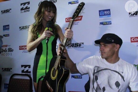 Sabrina Sato pede para o surfista Kelly Slater tocar violão