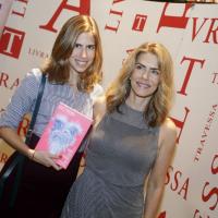 Maitê Proença recebe a filha, Maria, no lançamento de seu novo livro no Rio