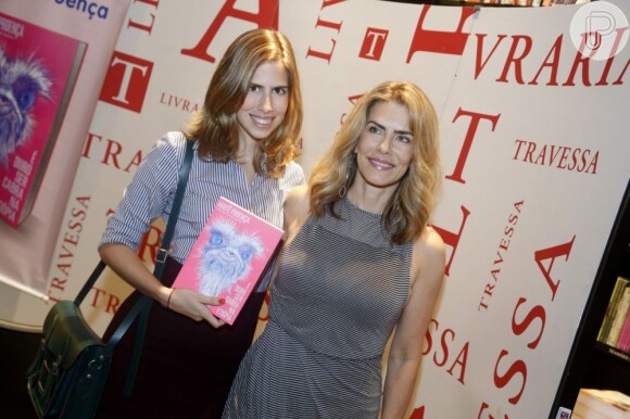 Maitê Proença recebeu a visita de sua filha, Maria, no lançamento de seu livro nesta terça-feira, 7 de maio de 2013