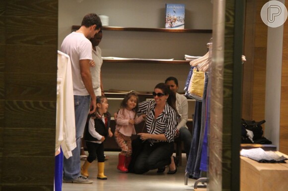 Giovanna Antonelli foi flagrada com Antônia e Sofia, e o marido, Leonardo, em um shopping do Rio
