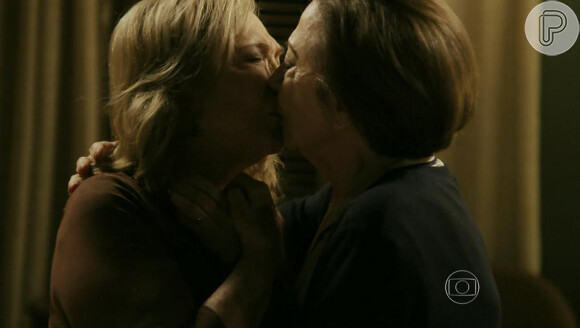 Estela (Nathalia Timberg) e Teresa (Fernanda Montenegro) se beijaram no primeiro capítulo da novela 'Babilônia'