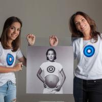 Carolina Ferraz posa para campanha com a filha após 18 anos de foto original