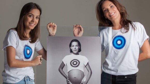 Carolina Ferraz posa para campanha com a filha após 18 anos de foto original