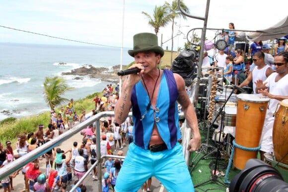 O cantor Netinho ganhou reconhecimento na mídia internacional com o sucesso da música "Milla"
