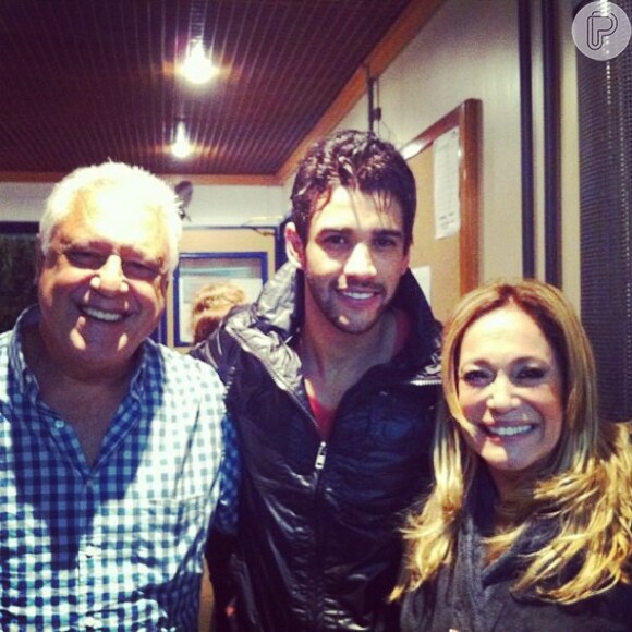 Gusttavo Lima posa ao lado de Antonio Fagundes e Suzana Vieira, durante gravação de sua participação em "Amor à Vida"