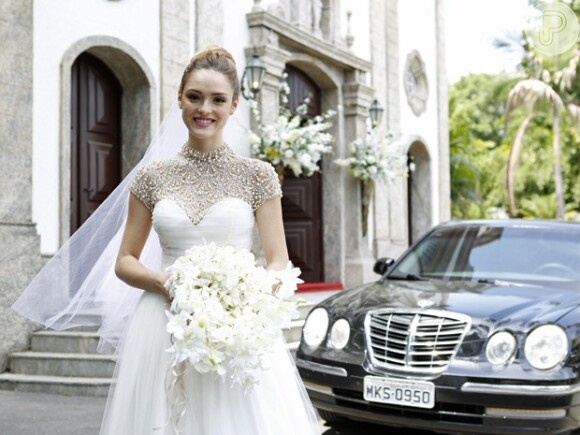 Isabelle Drummond vestida de noiva, com um modelito branco de tule, bordado de pérola, em imagens da cena em que sua personagem na novela 'Sete Vidas', Júlia, se casa com Edgard (Fernando Belo)