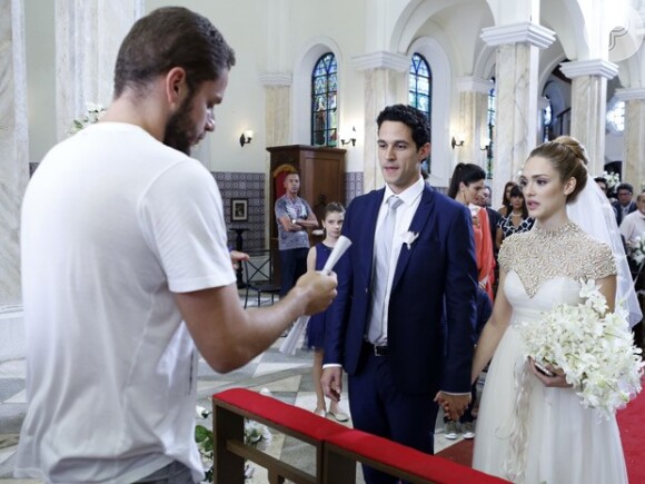 Isabelle Drummond vestida de noiva em imagens da cena em que sua personagem em 'Sete Vidas', Júlia, se casa com Edgard (Fernando Belo)