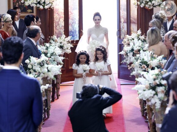 Isabelle Drummond vestida de noiva em imagens da cena em que sua personagem na novela 'Sete Vidas', Júlia, se casa com Edgard (Fernando Belo)