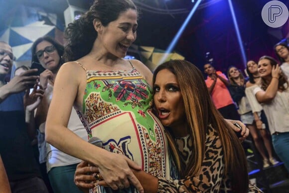 Ivete Sangalo faz carinho na barriga de grávida da mulher de Serginho Groisman, Fernanda Molina, na gravação do programa 'Altas Horas'