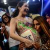 Ivete Sangalo faz carinho na barriga de grávida da mulher de Serginho Groisman, Fernanda Molina, na gravação do programa 'Altas Horas'