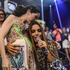 Doce, mulher de Serginho Groisman, Fernanda Molina, beija cabeça de Ivete Sangalo após ganhar carinho da cantora na gravação do programa 'Altas Horas'