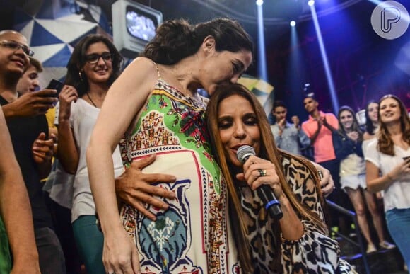 Doce, mulher de Serginho Groisman, Fernanda Molina, beija cabeça de Ivete Sangalo após ganhar carinho da cantora na gravação do programa 'Altas Horas'