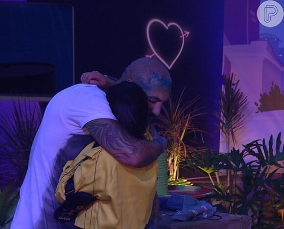 Fernando abraça Amanda após prova