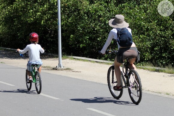Fernanda Torres ficou orgulhosa de ver o filho Antônio se equilibrando sobre duas rodas. No ano passado, ela ensinou o menino a andar de bicicleta sem rodinha