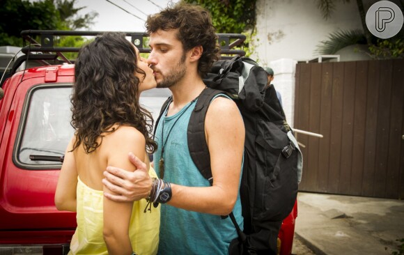 Taís (Maria Flor) beijou Pedro (Jayme Matarazzo) assim que foi apresentada por Miguel (Domingos Montagner) ao biólogo, na novela 'Sete Vidas'