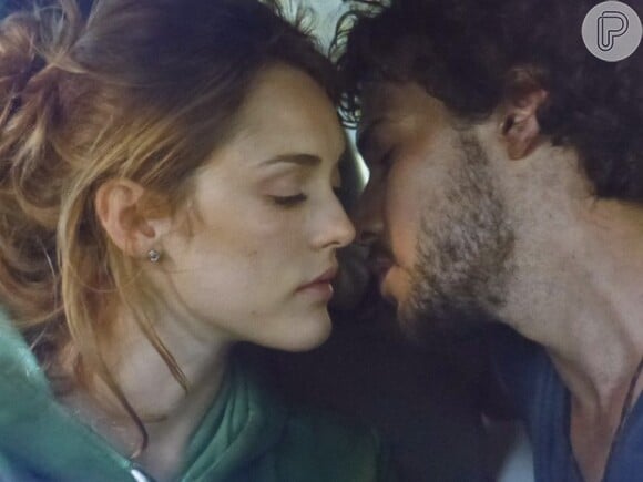 Júlia (Isabelle Drummond) e Pedro (Jayme Matarazzo) não resistiram à paixão e se beijaram na novela 'Sete Vidas'