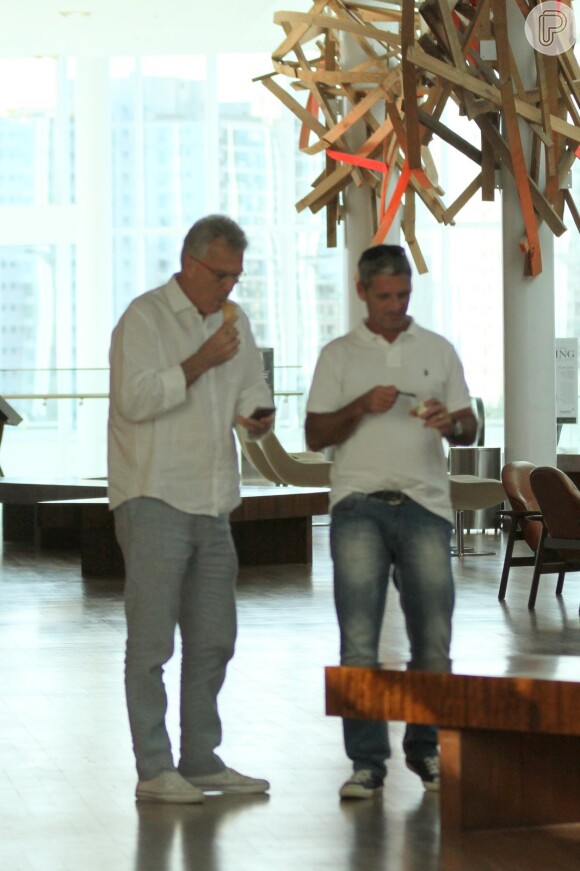 Pedro Bial almoçou no feriado desta sexta-feira, 3 de abril de 2015, no shopping Village Mall, no Rio, na companhia de amigos. Após deixar o restaurante, o apresentador do 'BBB15' foi tomar um sorvete e posou para fotos com uma fã