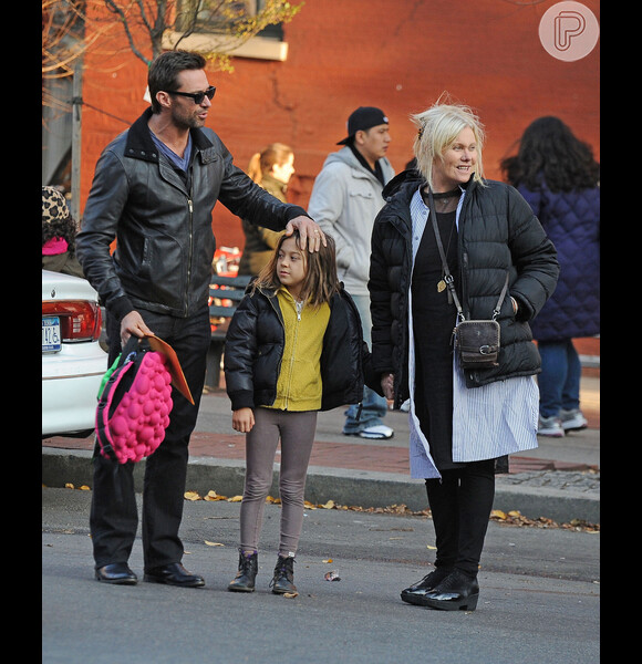 Hugh Jackman espera táxi com a família em Nova York no dia 29 de novembro de 2012