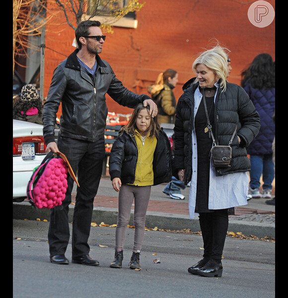 O ator segura a mochila da filha, Ava