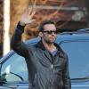 Hugh Jackman faz sinal para táxi em Nova York