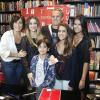 Gloria Pires posa com o marido, Orlando Morais, e com os filhos: Cleo, Antonia, Ana e Bento