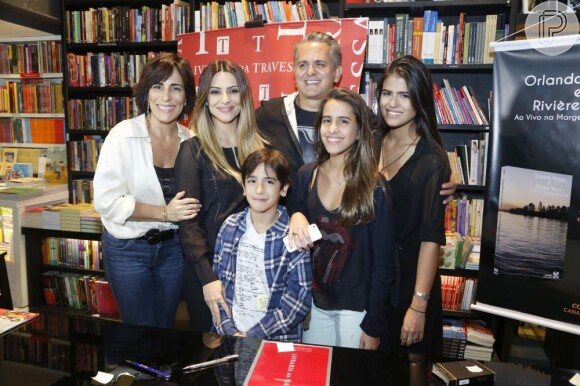 Gloria Pires posa com o marido, Orlando Morais, e com os filhos: Cleo, Antonia, Ana e Bento