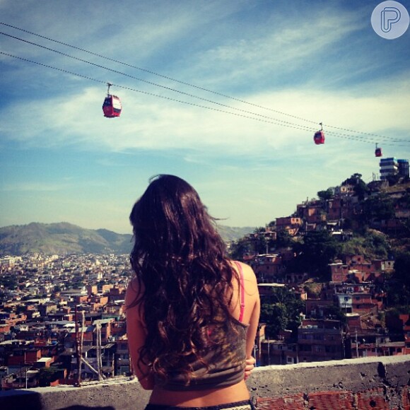 Bruna Marquezine publica foto se despedindo do Complexo do Alemão, no Rio, em 13 de maio de 2013