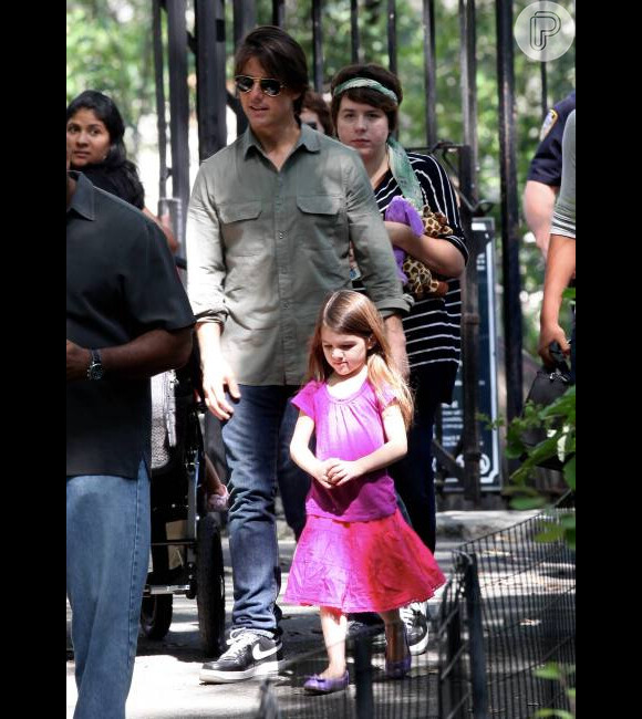 Tom Cruise não vê a filha, Suri, de 8 anos, há quase um ano, segundo site