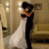 Tito (Rômulo Neto) beija Renata (Regiane Alves) quando ela está experimentando o vestido de noiva para se casar com Érico (Armando Babaioff), em 'Sangue Bom'