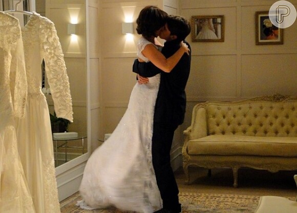 Tito (Rômulo Neto) beija Renata (Regiane Alves) quando ela está experimentando o vestido de noiva para se casar com Érico (Armando Babaioff), em 'Sangue Bom'