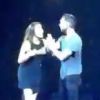 A mulher subiu ao palco e tentou agarrar o cantor durante a apresentação da música 'It Was Always You'