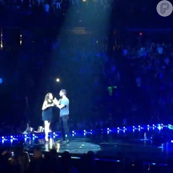 A mulher subiu ao palco e tentou agarrar o cantor durante a apresentação da música 'It Was Always You'