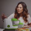Wanessa ensina a fazer papinha e alimenta bebê em vídeo promocional