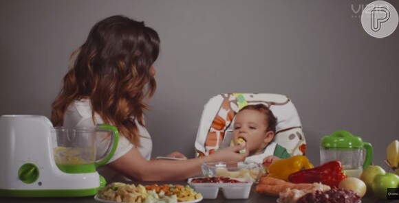 Wanessa dá papinha feita por ela ao bebê, no vídeo promocional