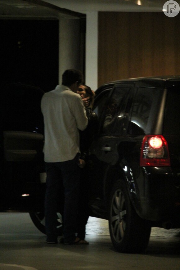 Rômulo Arantes Neto e Cleo Pires se despedem com um beijo, em 13 de maio de 2013