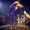 Em um dos looks da turnê, Beyoncé usa um macacão colado ao corpo, que evidenciou a barriguinha durante show em Londres e gerou suspeitas de gravidez