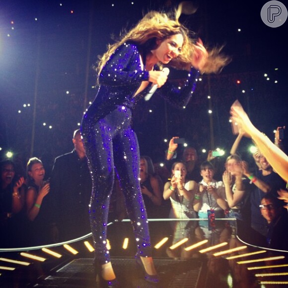 Em um dos looks da turnê, Beyoncé usa um macacão colado ao corpo, que evidenciou a barriguinha durante show em Londres e gerou suspeitas de gravidez