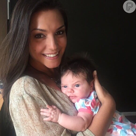 Thais postou foto com a sobrinha Aurora e usou a hashtag 'vai treinando'. Ela e Michel Teló estão planejando o primeiro filho