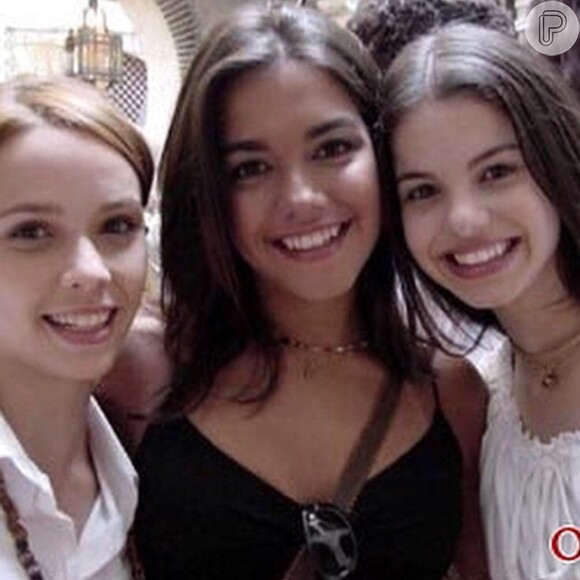A atriz mostra foto com Débora Falabella e Sthefany Brito na época em que atuaram em 'O Clone'