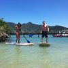 O casal mostra boa forma em passeio de stand up paddle