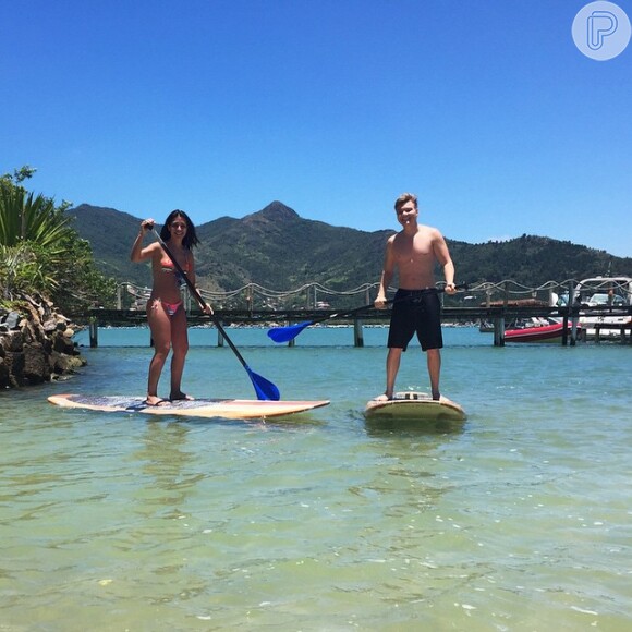 O casal mostra boa forma em passeio de stand up paddle