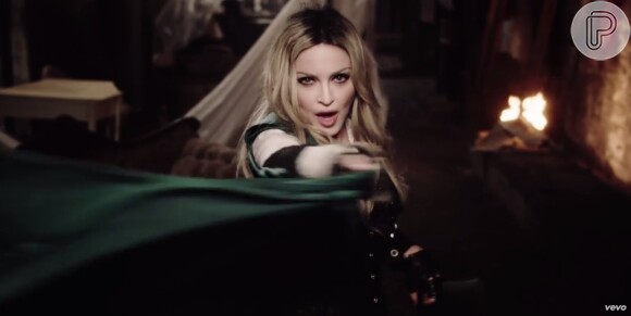 Madonna dança em meio aos destroços de um cenário apocalíptico em 'Ghosttown'