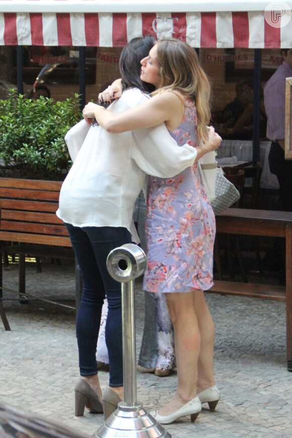 Leticia Spiller se despede de Lisandra Souto com um abraço